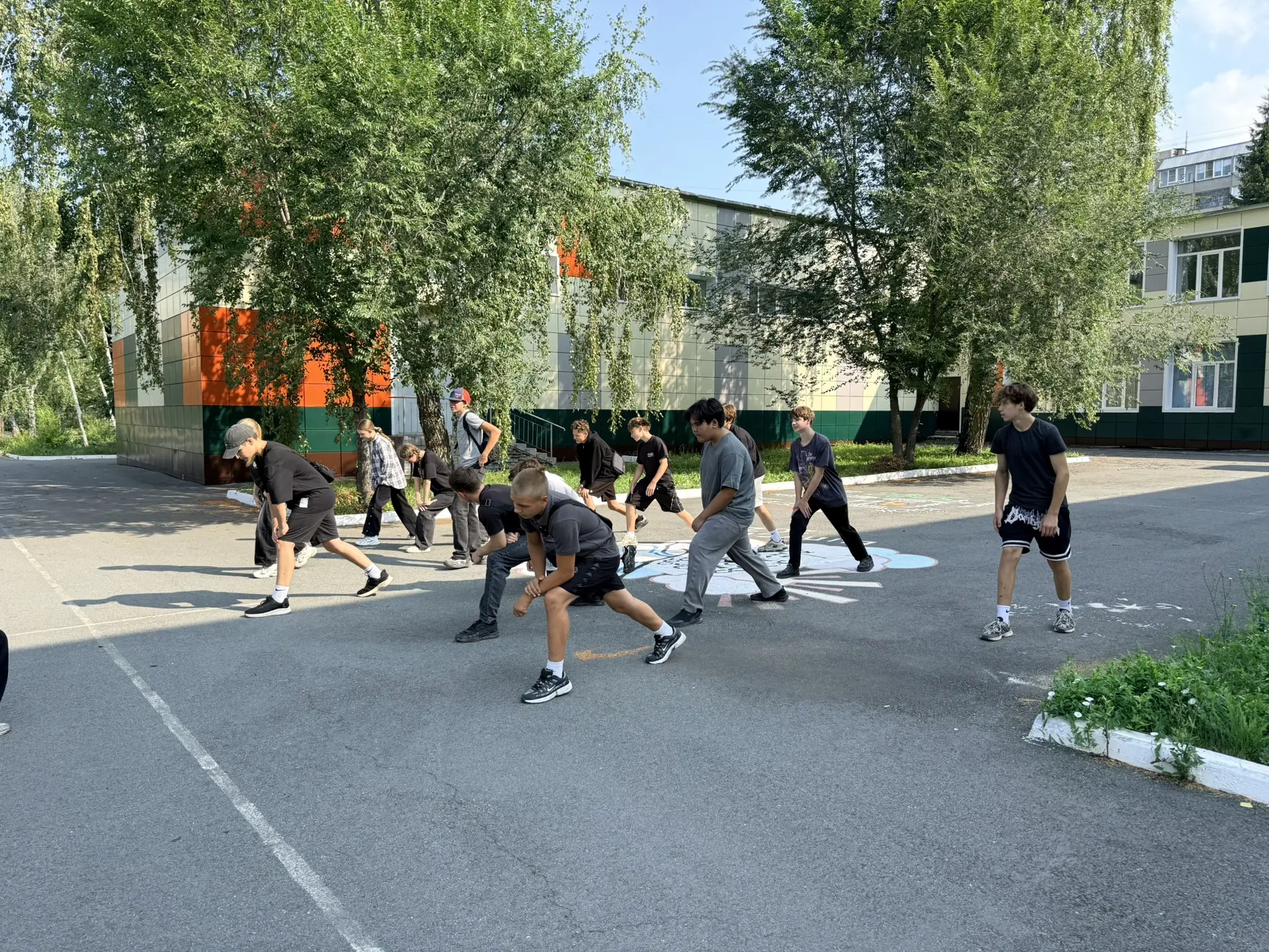 ☀️ Бодрое утро на школьном участке!