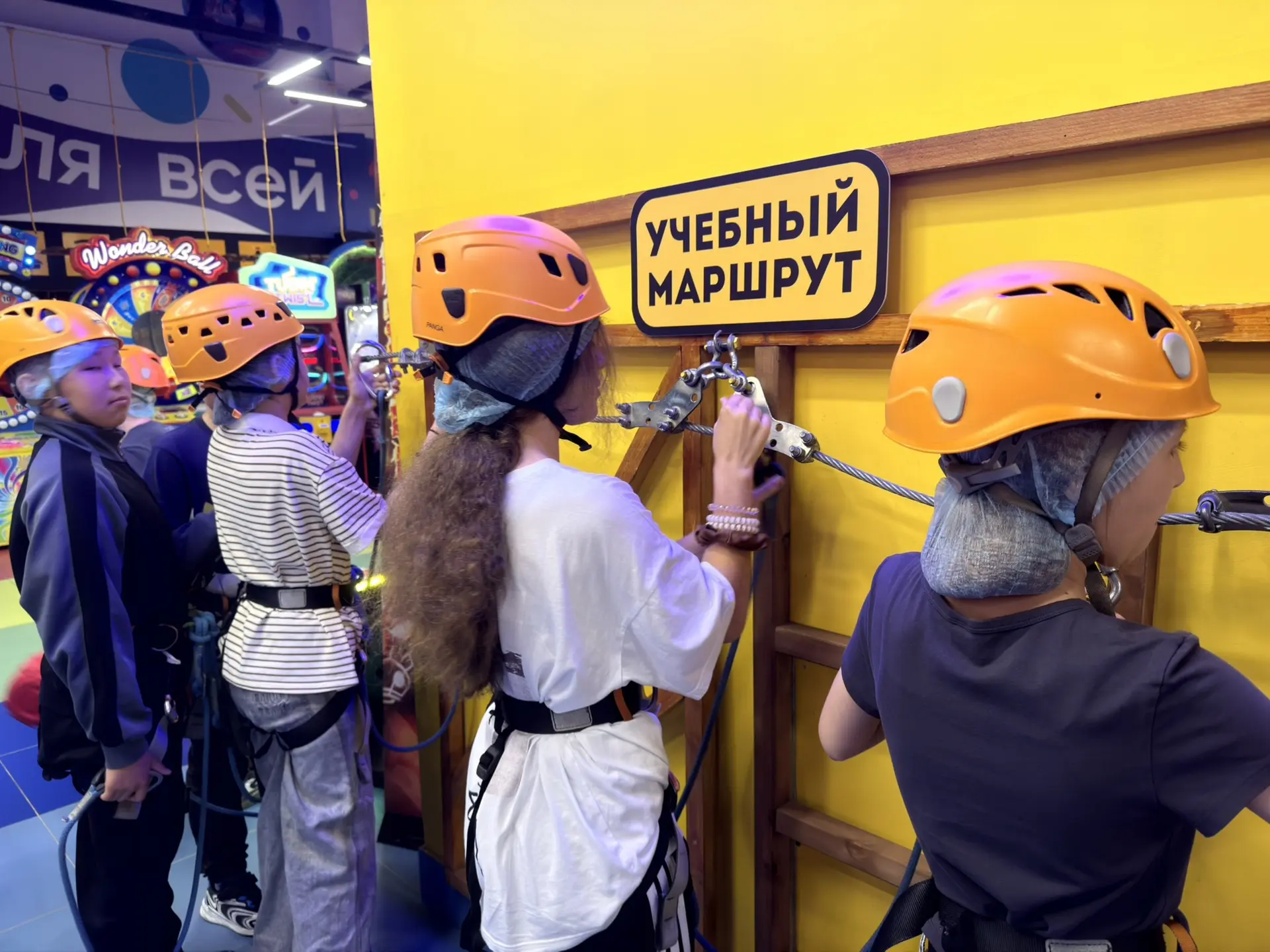 Наш 6 «Д» класс на каникулах совсем не скучает! 🤩

Ребята решили не терять времени даром и организо