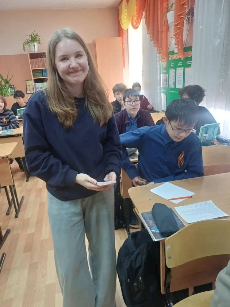 Наши активисты волонтёры, помогают проголосовать за благоустройство нашего города! Родители, поддерж