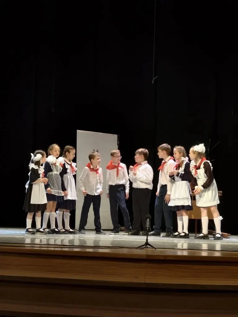 Ребята из 3 «Б» (классный руководитель Бекман Н.Г.) пришли поддержать своих одноклассников, которые 