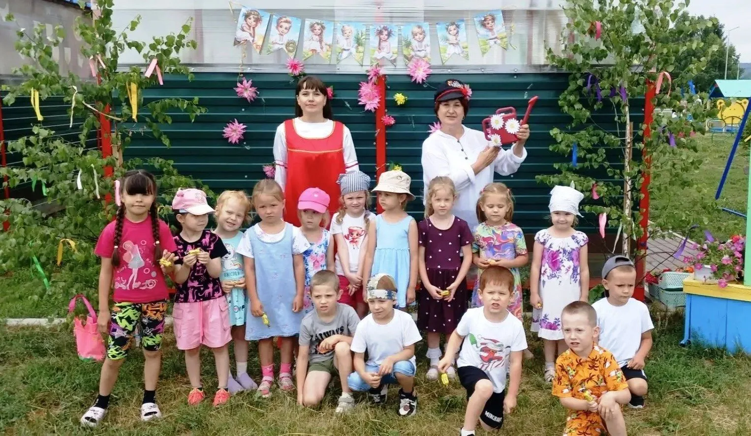 В средней группе «Звёздочки» и в старшей группе «Радуга» прошел яркий и шумный праздник...