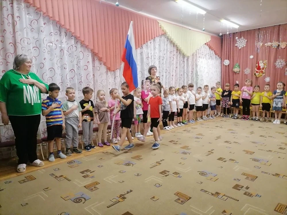 По традиции наша неделя началась с торжественного поднятия флага Российской Федерации и...