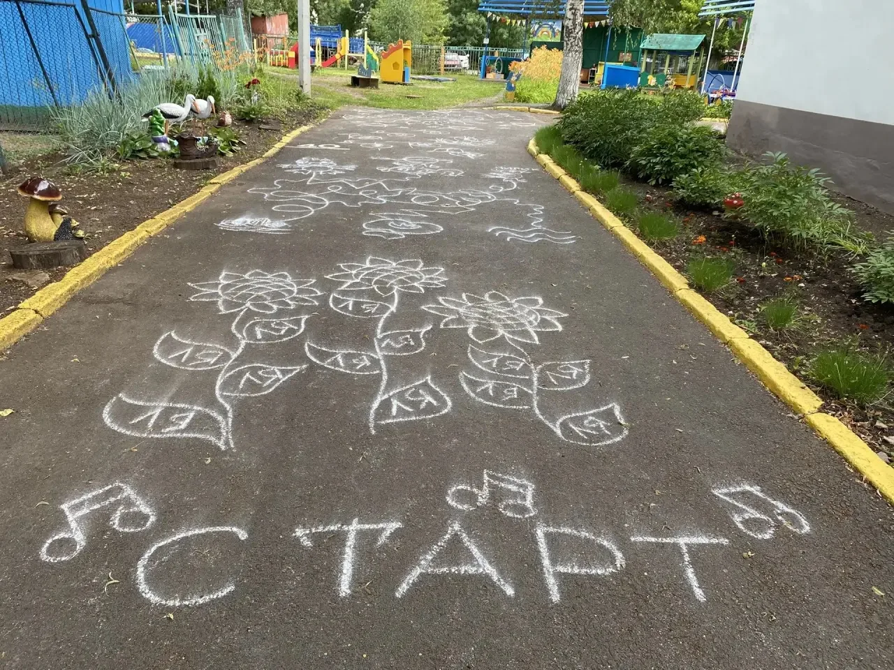 Лето, лето, сказочное лето! 
От чудес кружится голова… 
Сколько солнца! Сколько света! 
Как прекрасн