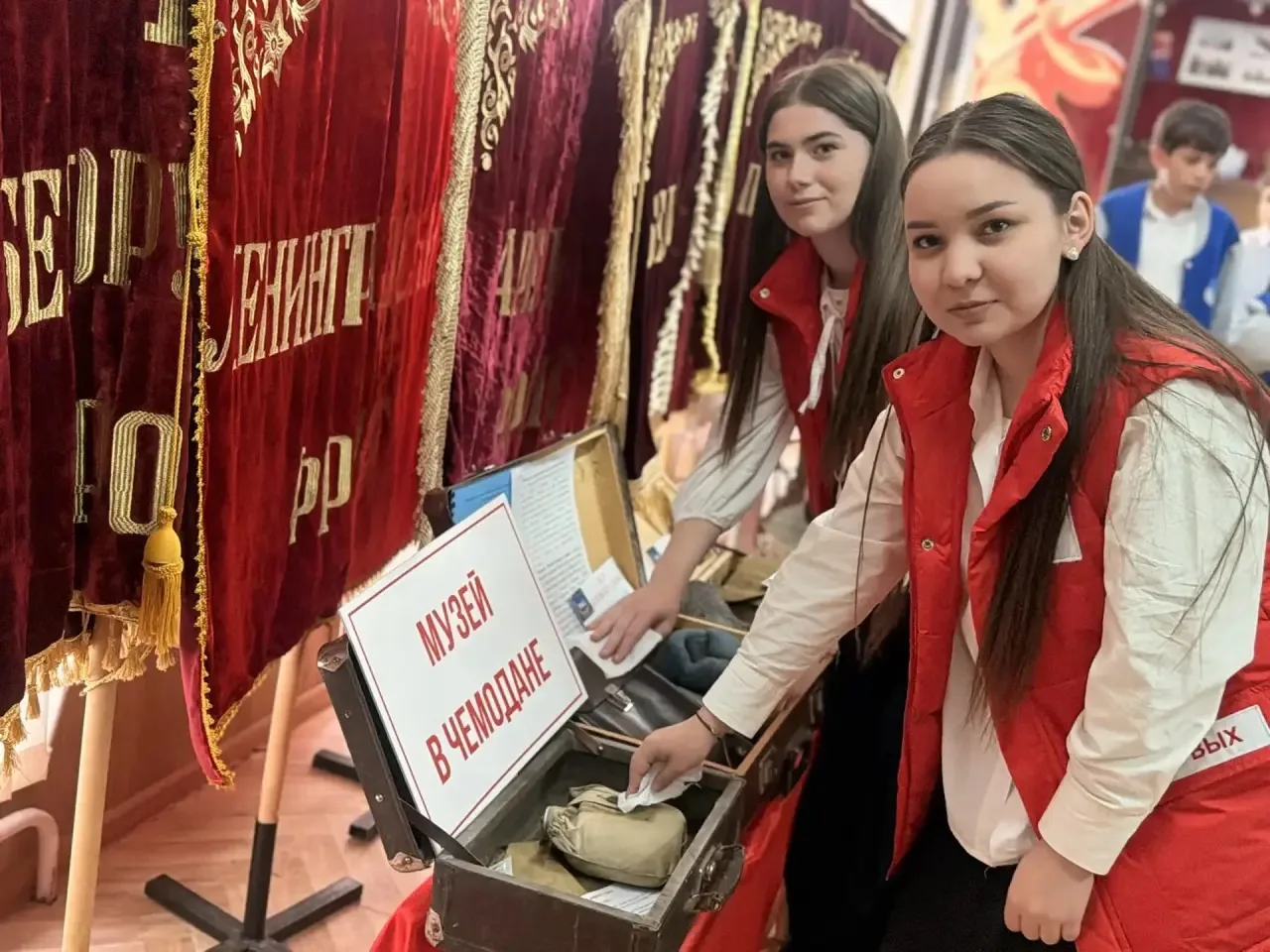 🗝️Порядок и память  🧹 18 мая, в День музеев, волонтёры лицея №1 г. Усть-Джегута провели уборку в муз