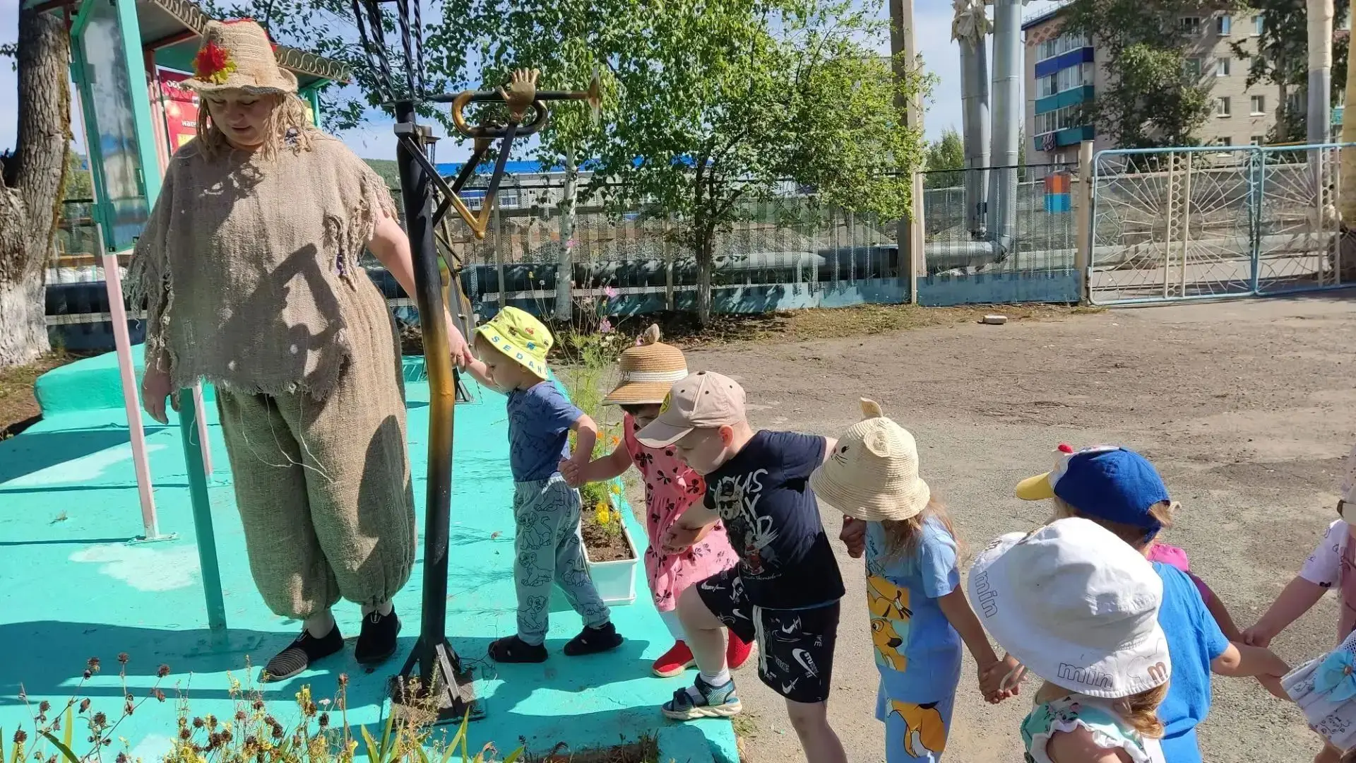 🌞👫В солнечный, ясный день малыши отправились на помощь Лесовичку. Озорные белки рассы...