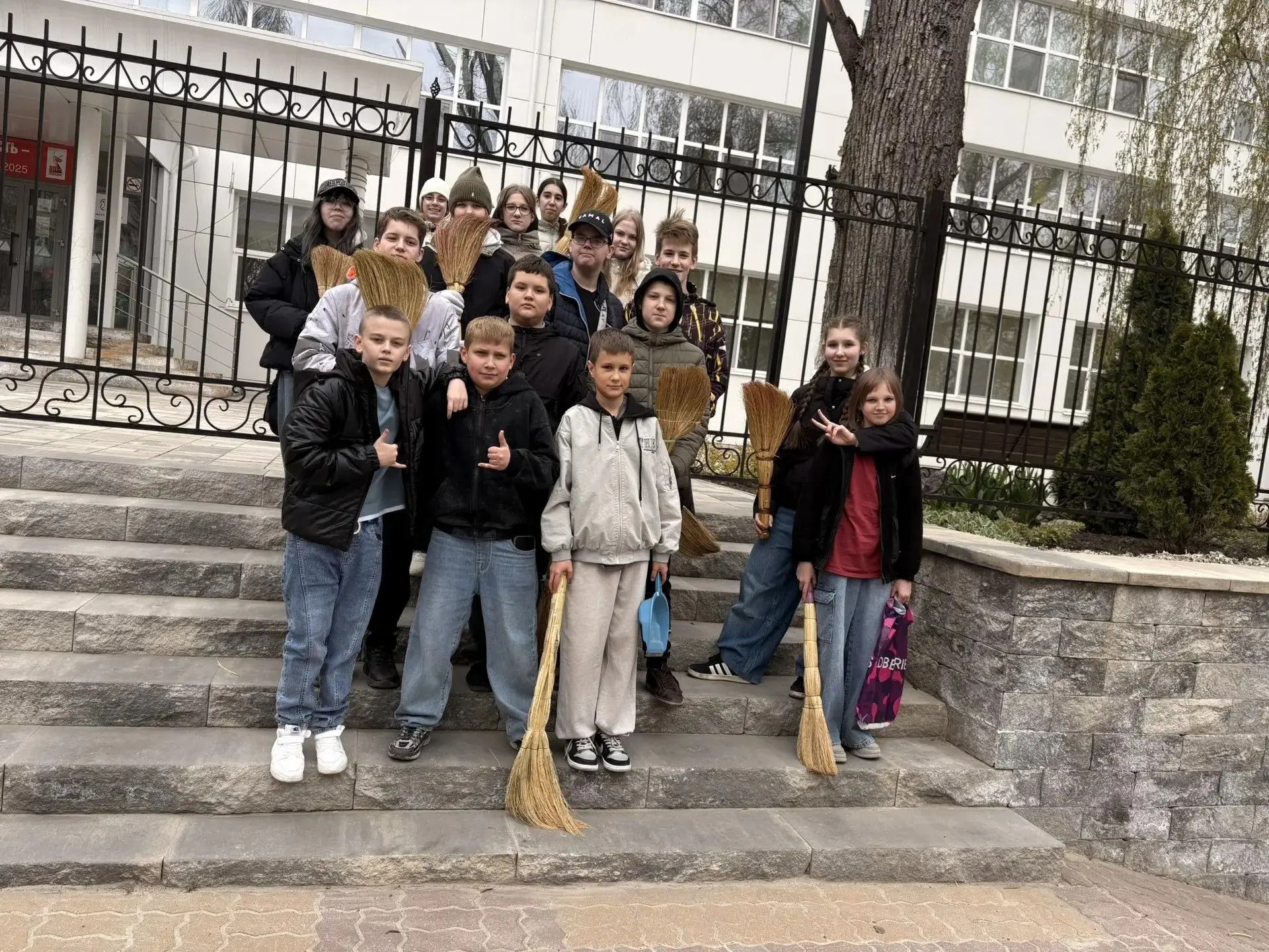 23 апреля в субботнике приняли участие обучающиеся 6 "Г" и 6 "В" класса (классные руководители: Стре