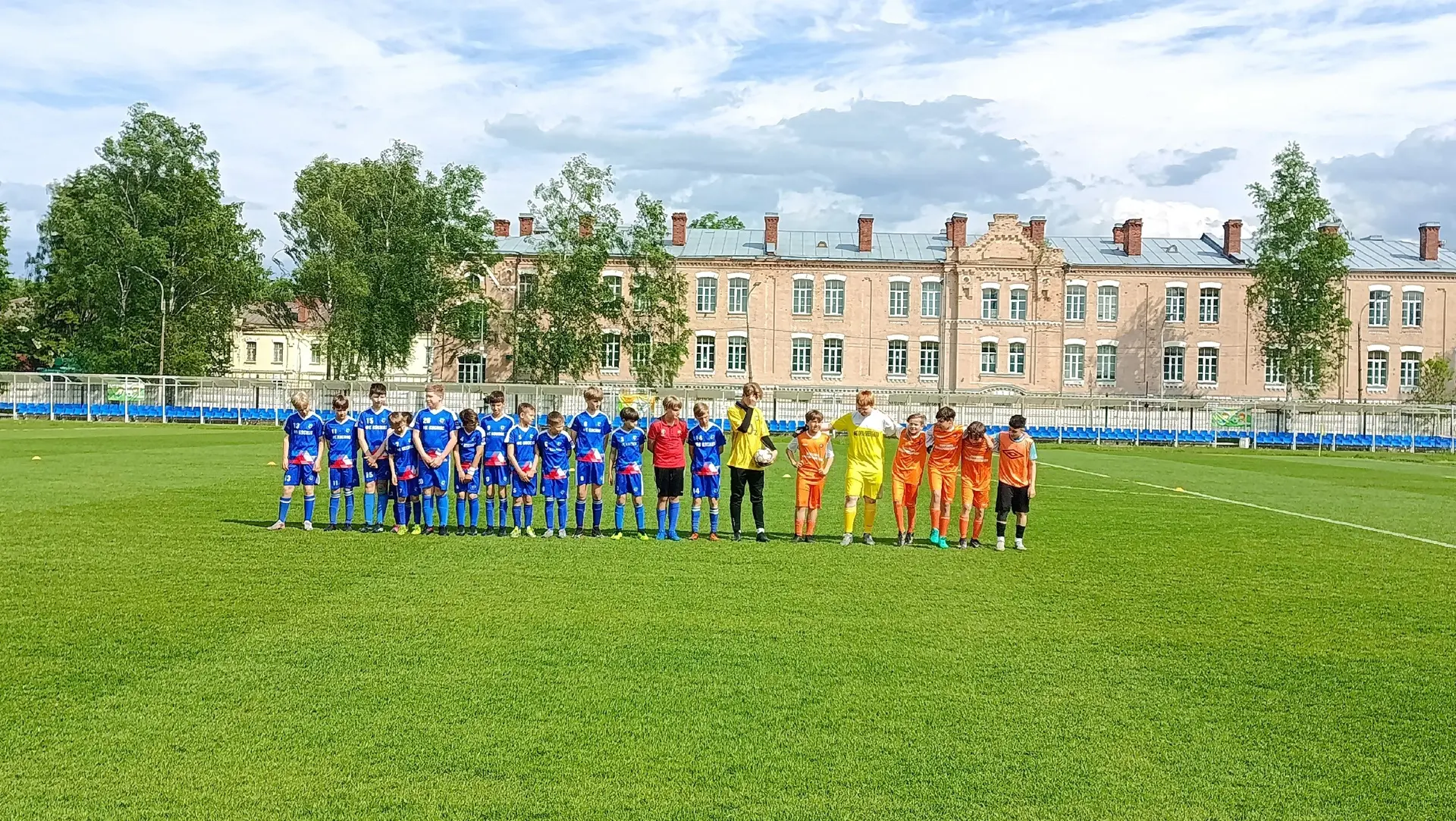 2 июня на стадионе Центра спорта прошел турнир по футболу среди детских команд, посвяще...