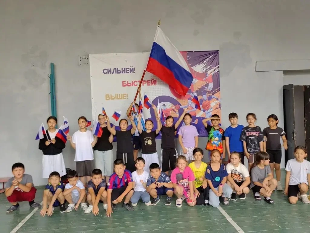 🎉 День в школьном лагере: зарядились энергией и патриотизмом! 🇷🇺

Утро началось по-настоящему бод