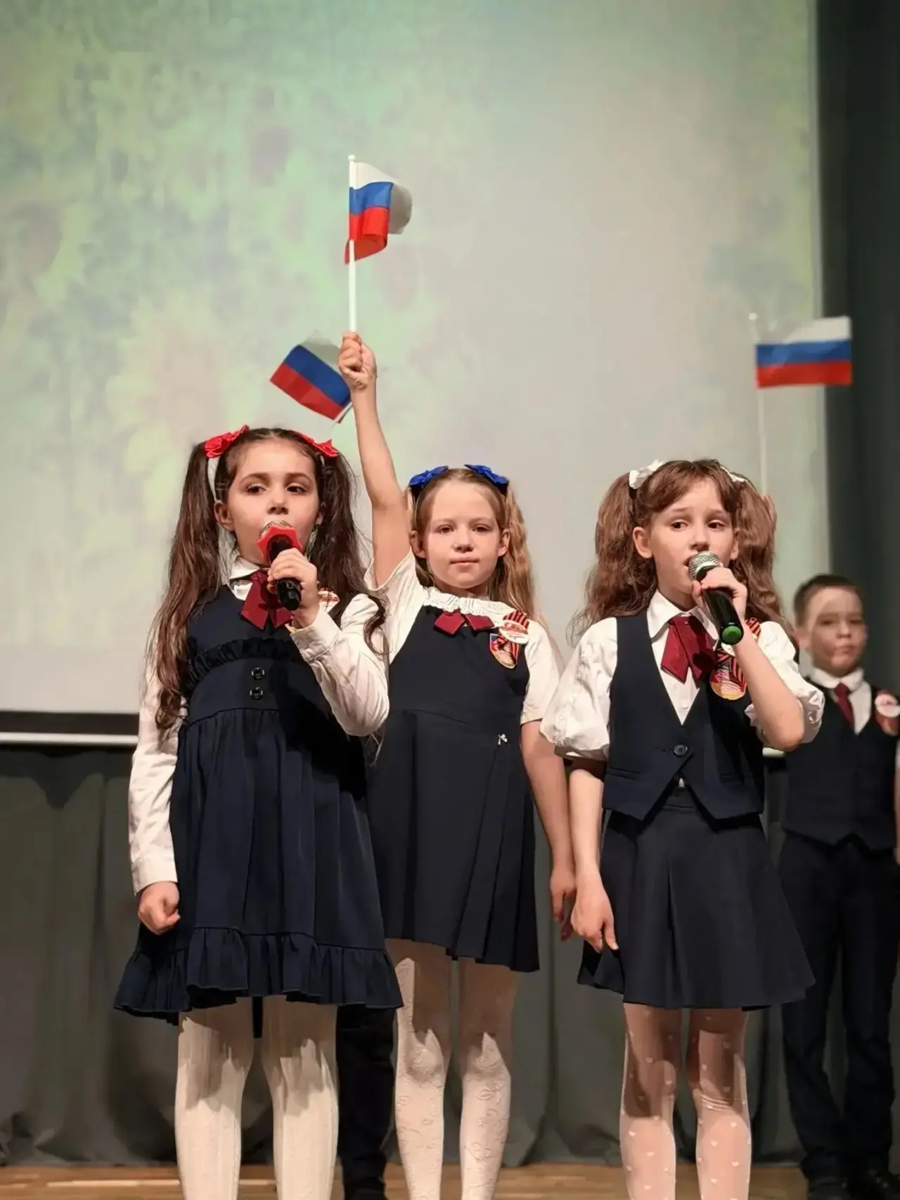 🎤 Праздничный концерт в начальной школе: дети поют для Победы  В начальной школе прошёл концерт, пос