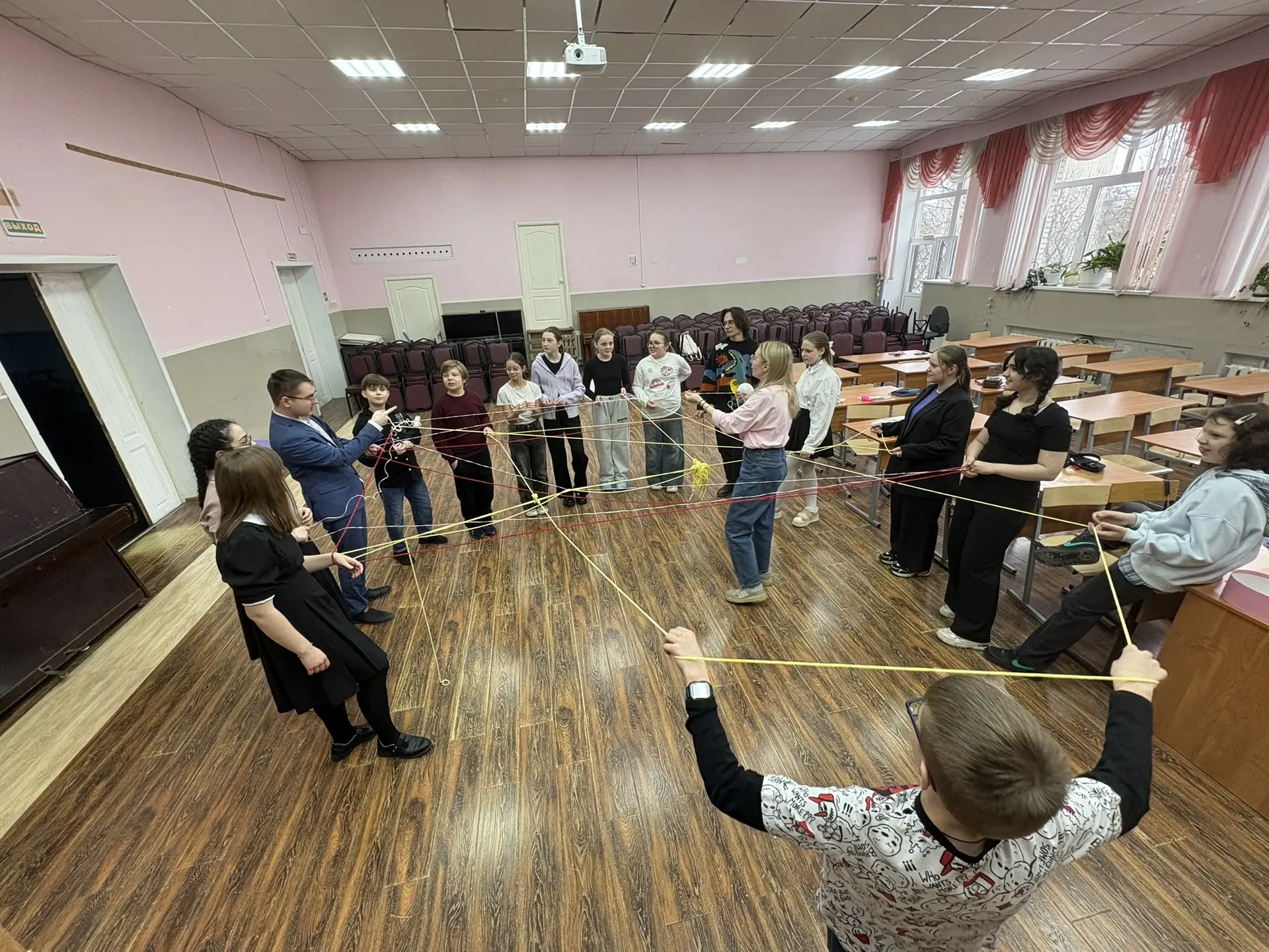 Запутались и распутались🧶ловили поток из мячиков для настольного тенниса🏓разогревали мышцы воздушным