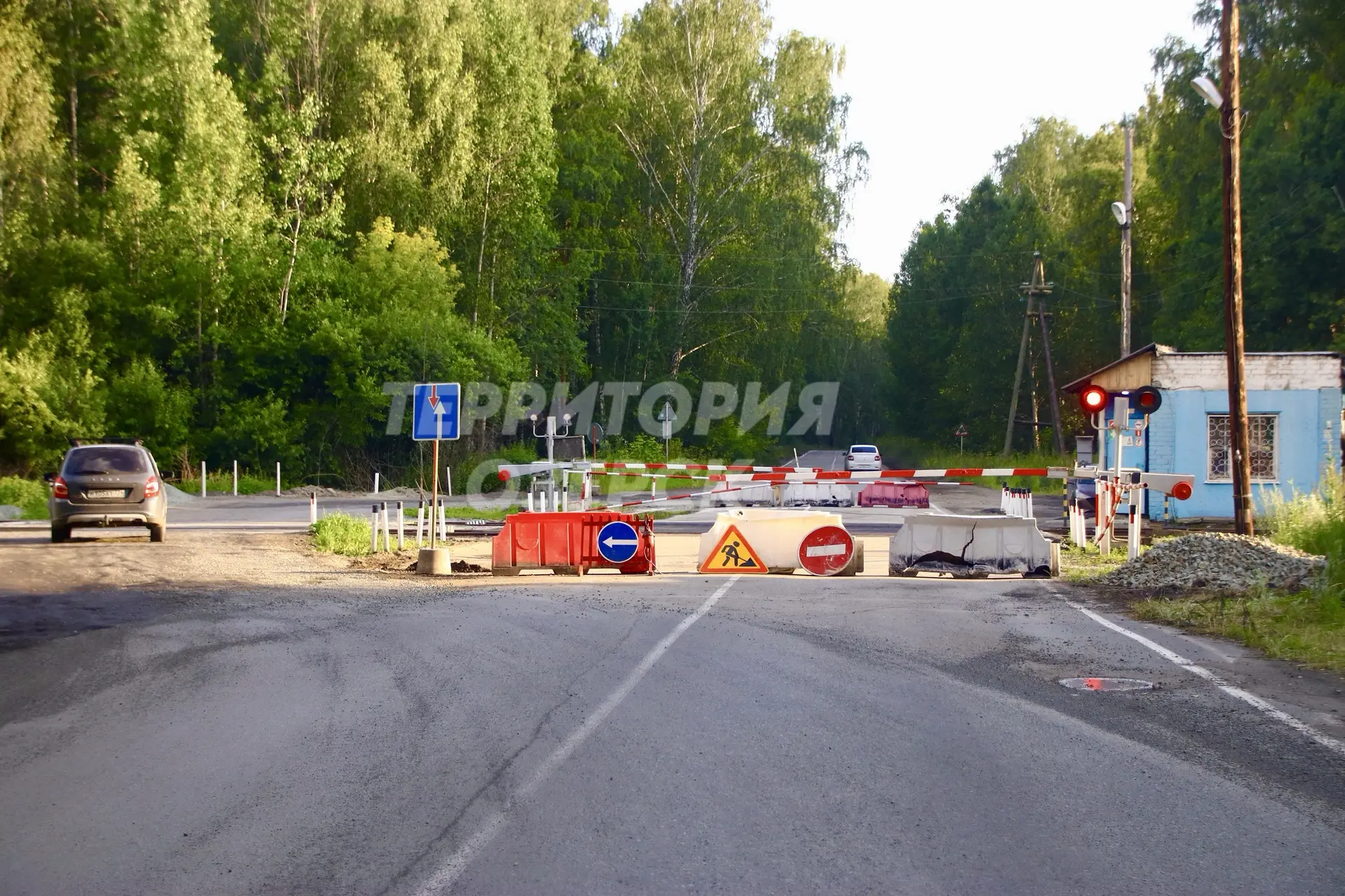 ⛔️ На Татышском шоссе временно закрыт проезд через железнодорожный переезд. Организован...