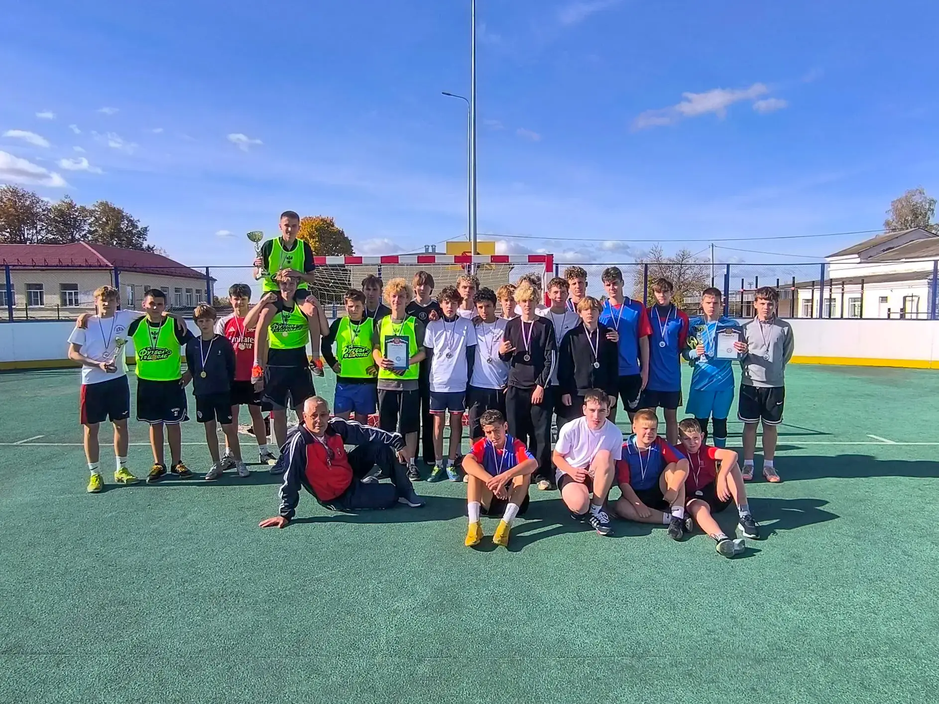 ⚽️ Школьная лига: юные футболисты встретились на поле!