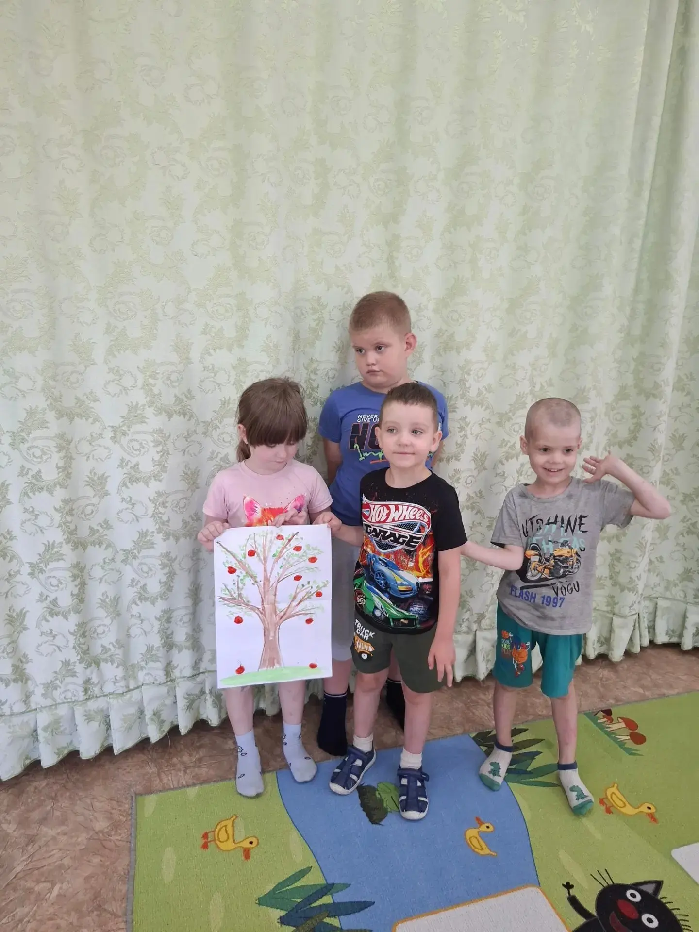 Сегодня,  20 августа,  в группе "Черемушка"  прошел тематический день "Красный цвет - с...