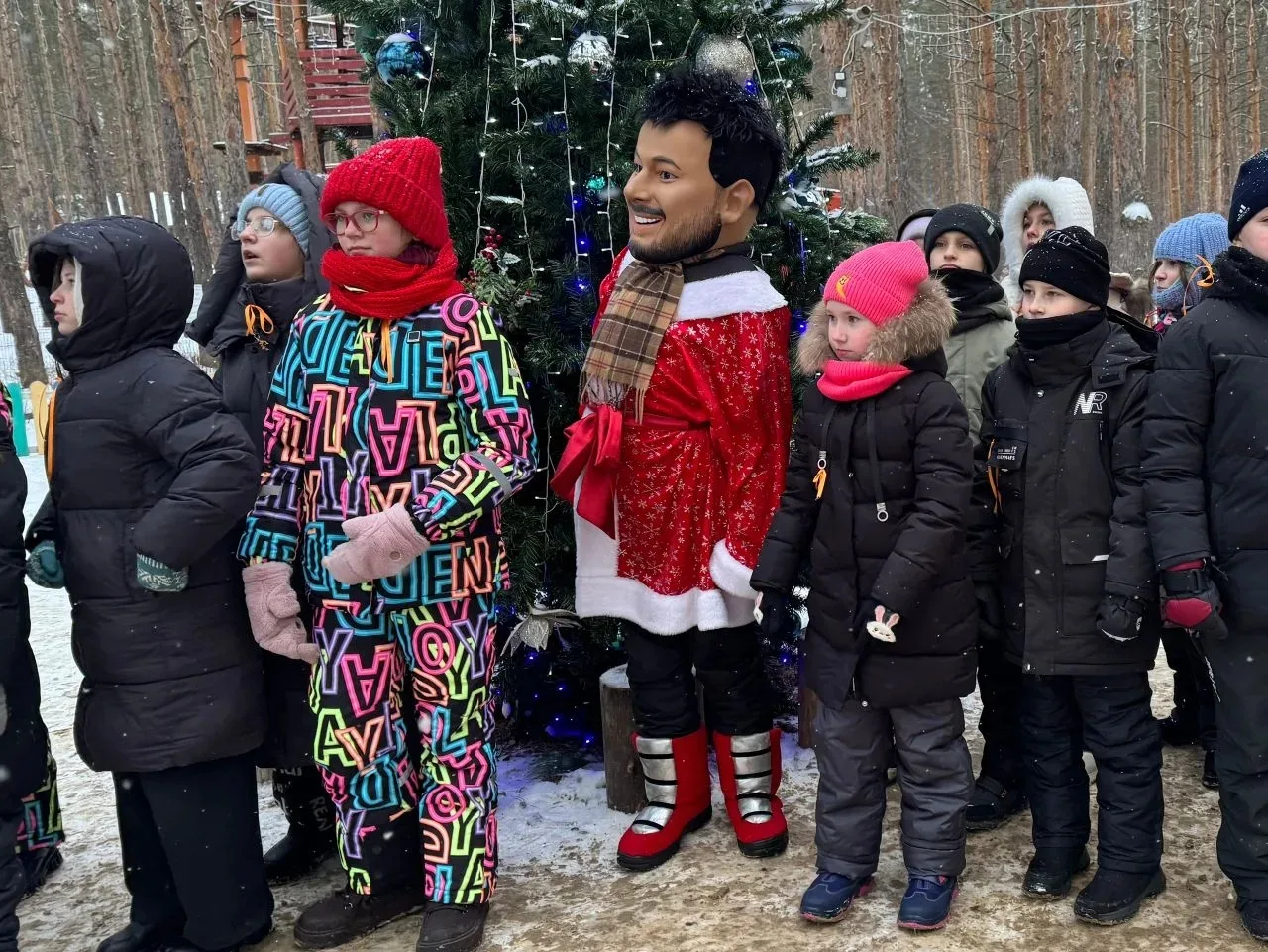 Новогодний привет от 4а класса!🎄 Ребята посетили "Маламут центр". Покатались на собачьих упряжках, п