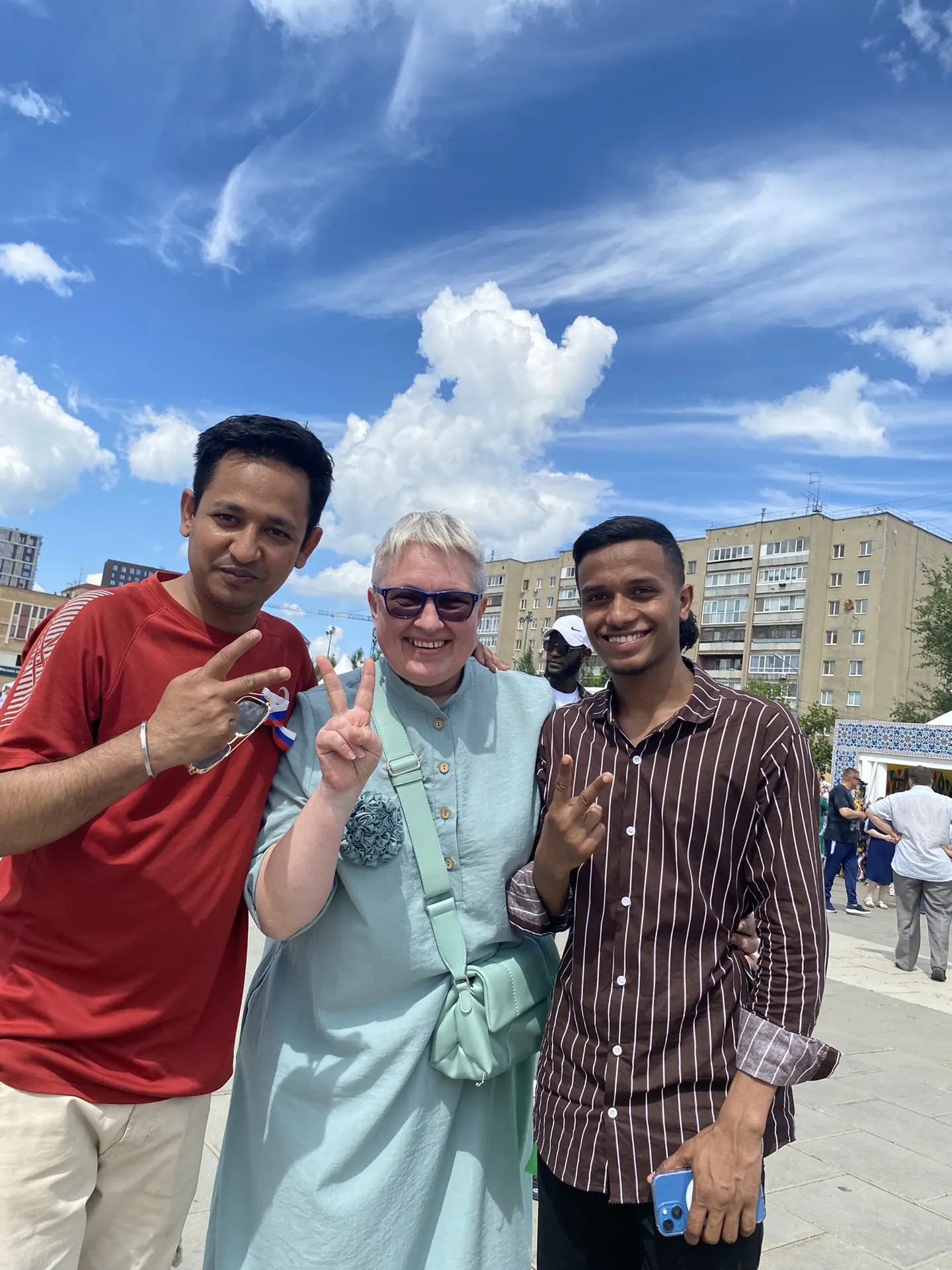 С праздником! 🇷🇺🥳 «Мост дружбы»: масштабный праздник проходит сейчас на площади 400-...