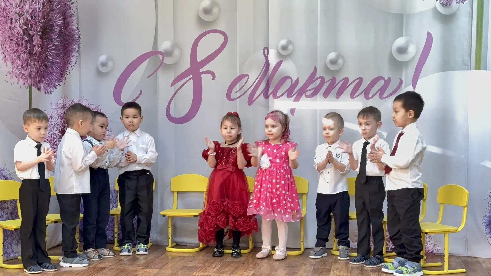 🌸Средняя группа готовились основательно: они учили стихи, репетировали песни и танец. ...
