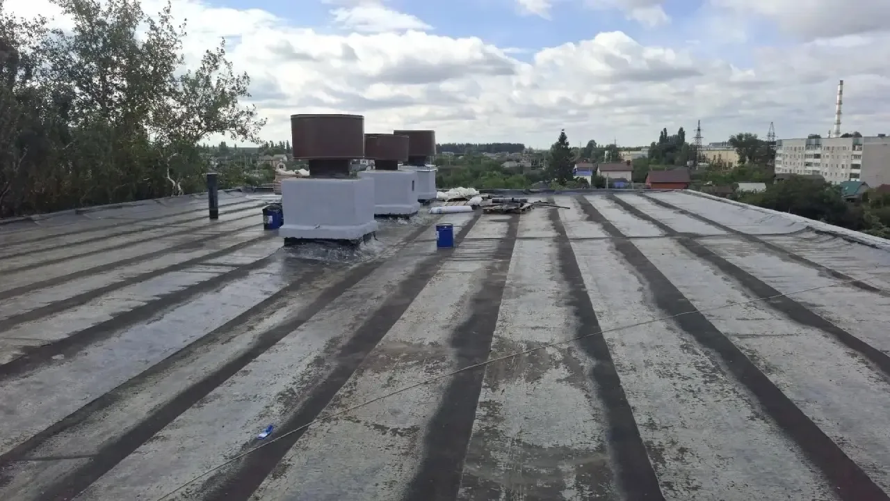 🏠Подрядная организация продолжает выполнение работ по капитальному ремонту крыши много...