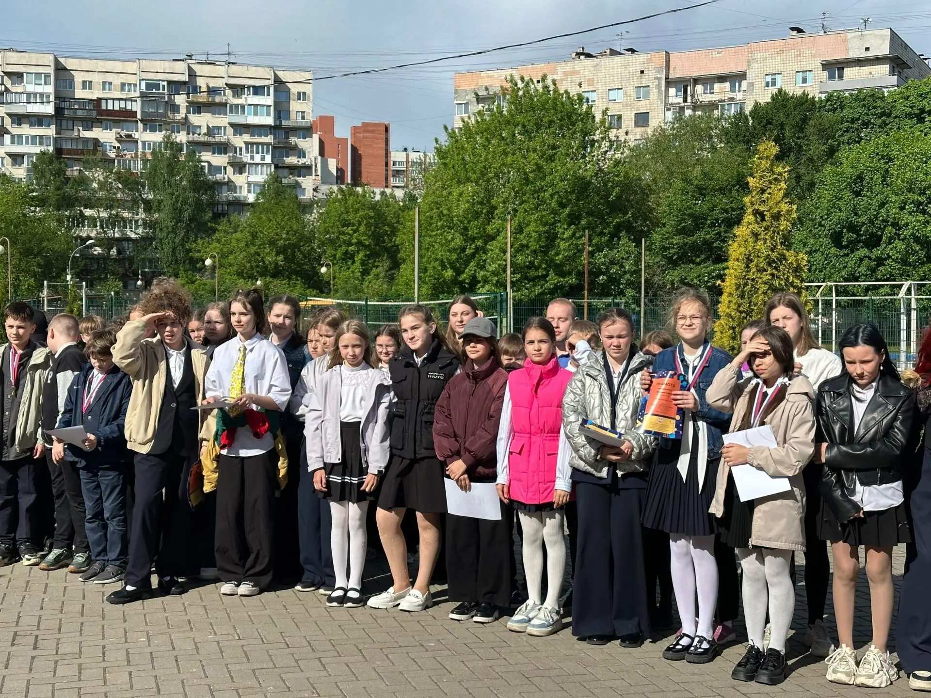 Привет, школа 👋  Утром понедельника наша школа вновь наполнилась праздничной атмосферой! Сегодня мы 