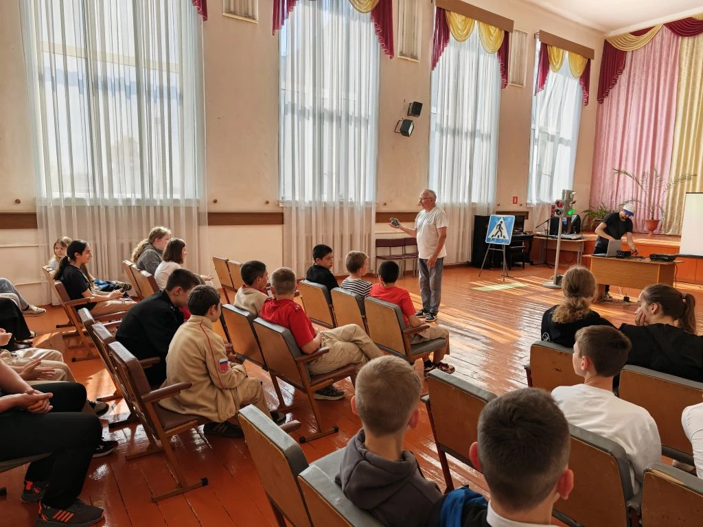 🚸 Учимся безопасно кататься и переходить дорогу!