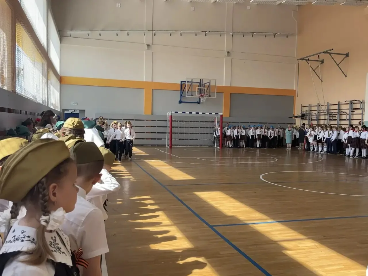🎉 ДОРОГИЕ ДРУЗЬЯ! 🎉 Спешим поделиться радостной новостью: в нашей школе прошёл конкурс смотра строя 