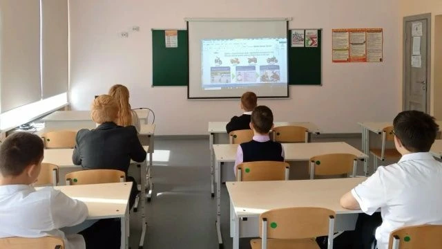 Классный час «Безопасность и правила поведения на дорогах».