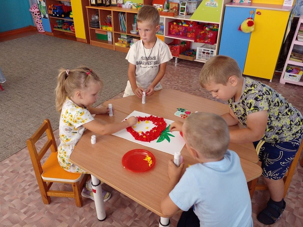 Заголовок: Ягодный переполох: Сочный день в детском саду!