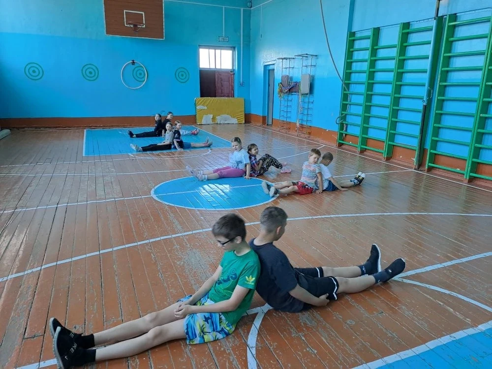 Сегодня день начался с веселой зарядки. Ребята работали в парах, помогали и поддерживал...