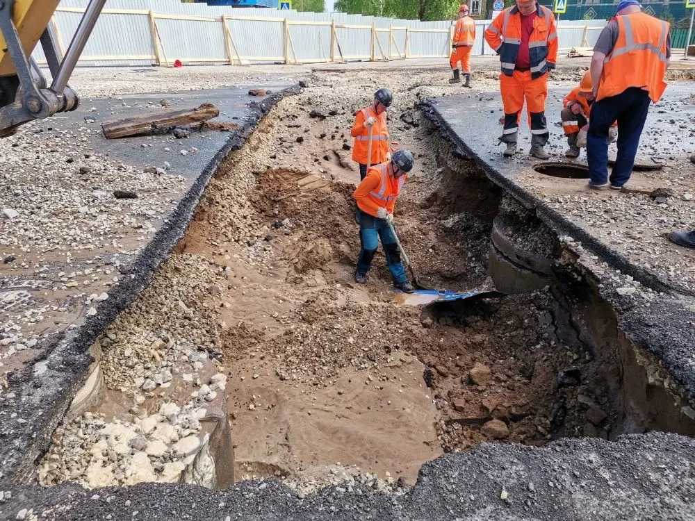 🛠  При проведении земляных работ  сторонняя организация повредила водопровод  ПНД диметром 160 мм.  
