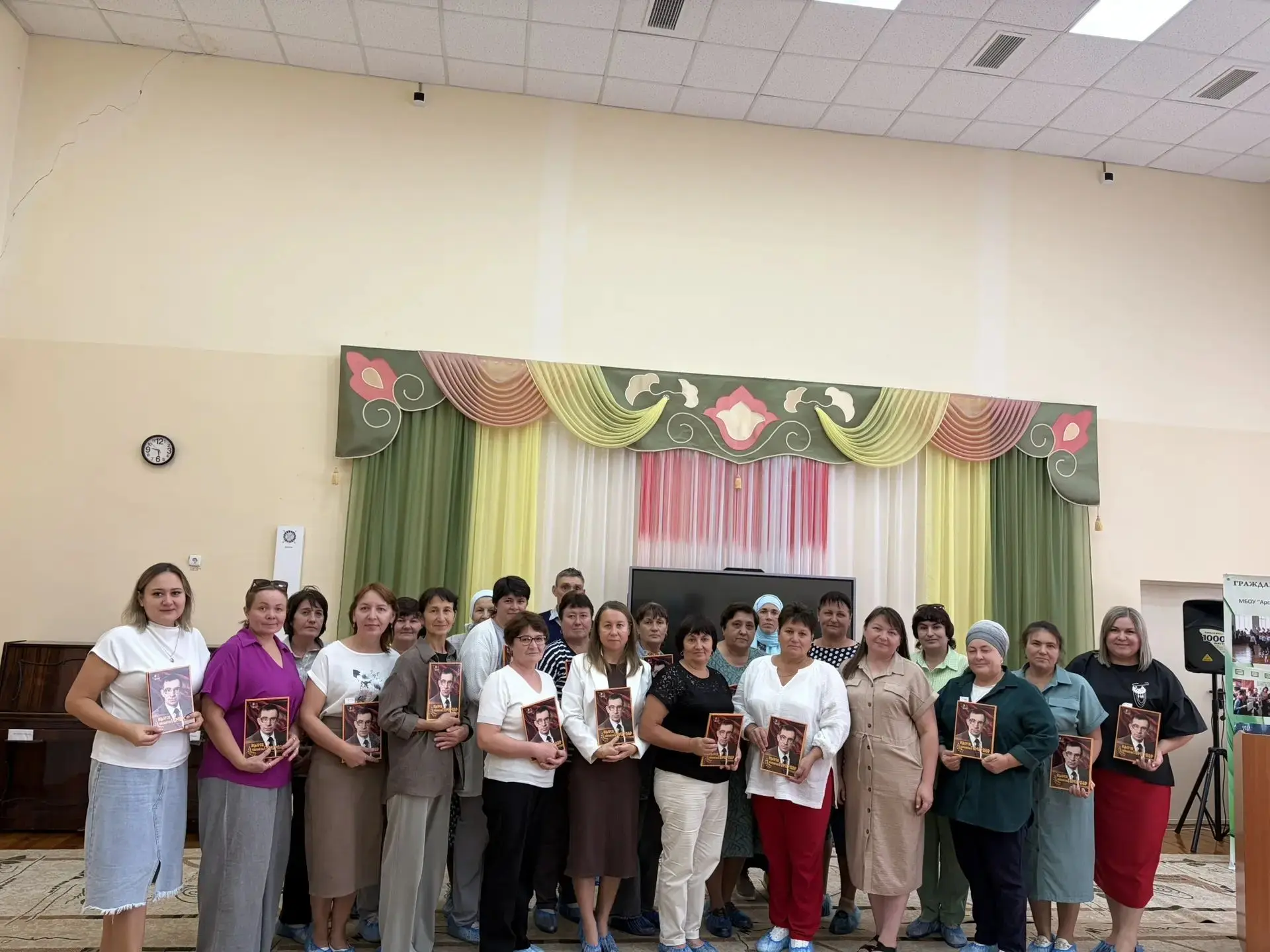 📚Китапханәчеләр утырышы: һәр укучы кирәкле дәреслекләр белән тәэмин ителгән!