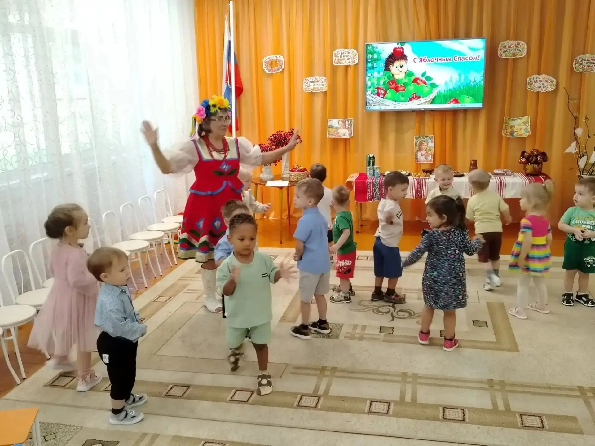 🍎 Фольклорный досуг "Яблочный Спас - малышам угощение припас!"