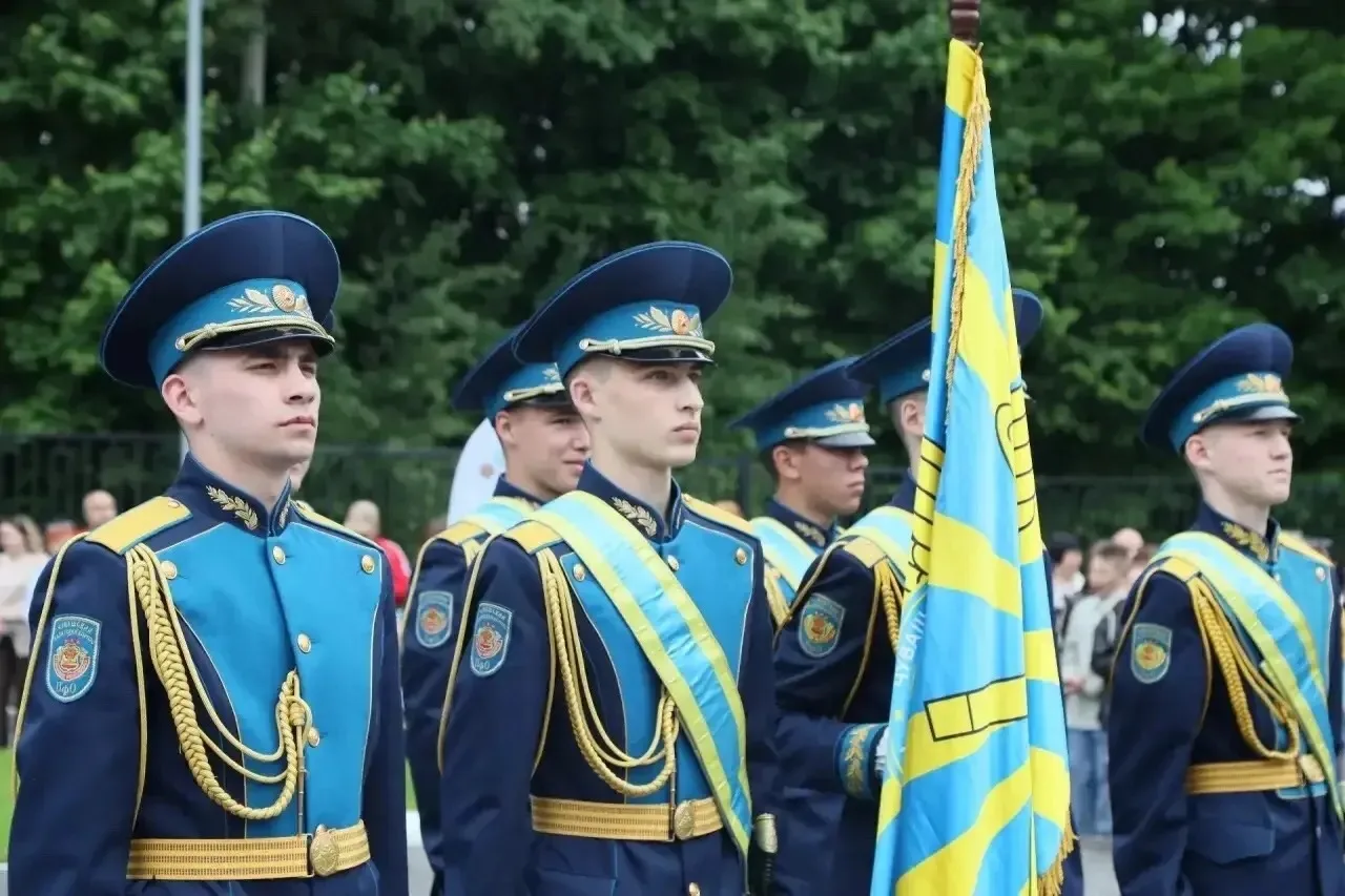 Дмитрий Захаров:  🔔Сегодня в республике важный и трогательный день — последний звонок.  🇷🇺Поздравил 