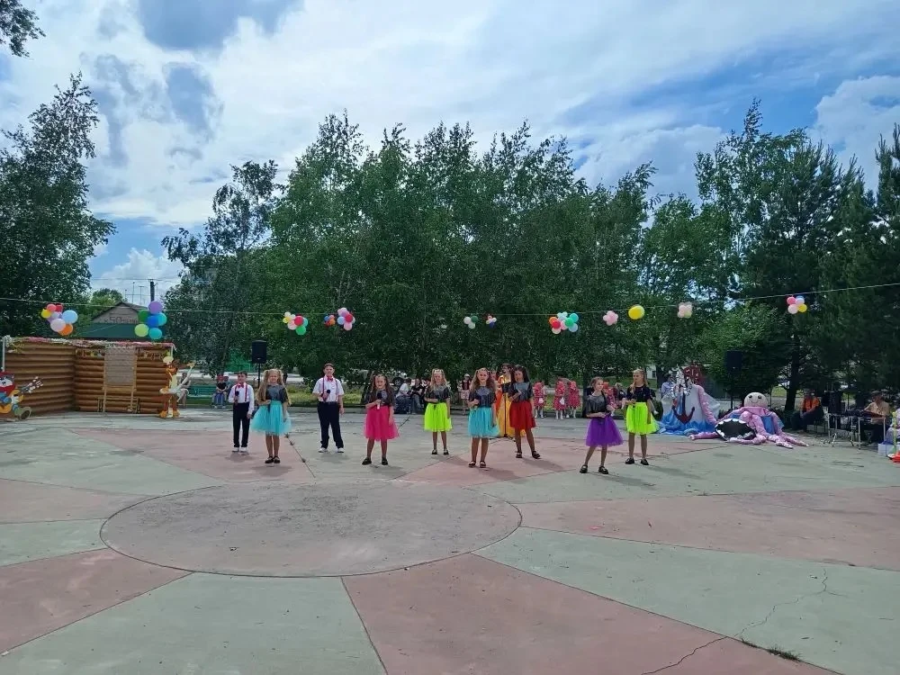 🎉 Сегодня на площади Центра культуры и досуга с. Хороль прошло театрализованное представление «Вот 