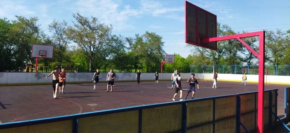⚽ Футбольные баталии на школьной спортплощадке: счёт не важен, а важны эмоции!