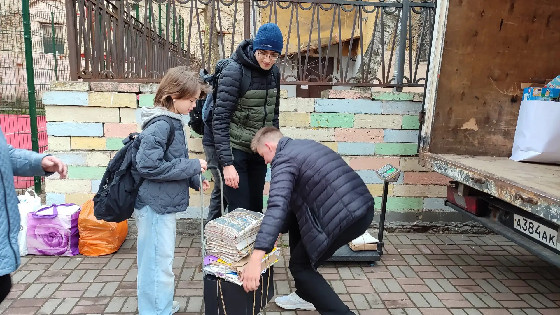 Более 1,3 тонны бумаги: итоги большого сбора макулатуры! 🌿♻️  16 апреля внутренний двор нашей гимназ