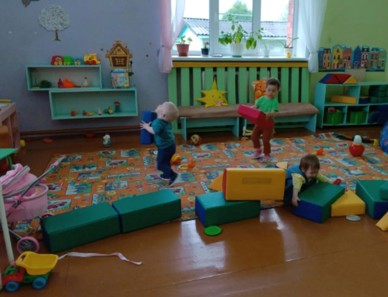 За окном — капли, лужи и серое небо… Но разве это повод грустить? Конечно, нет! В ясель...