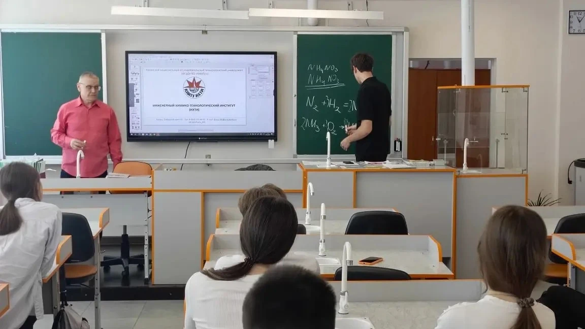 В нашей школе прошёл профориентационный урок по химии 🧪  Его провёл доцент кафедры «Оборудование хим