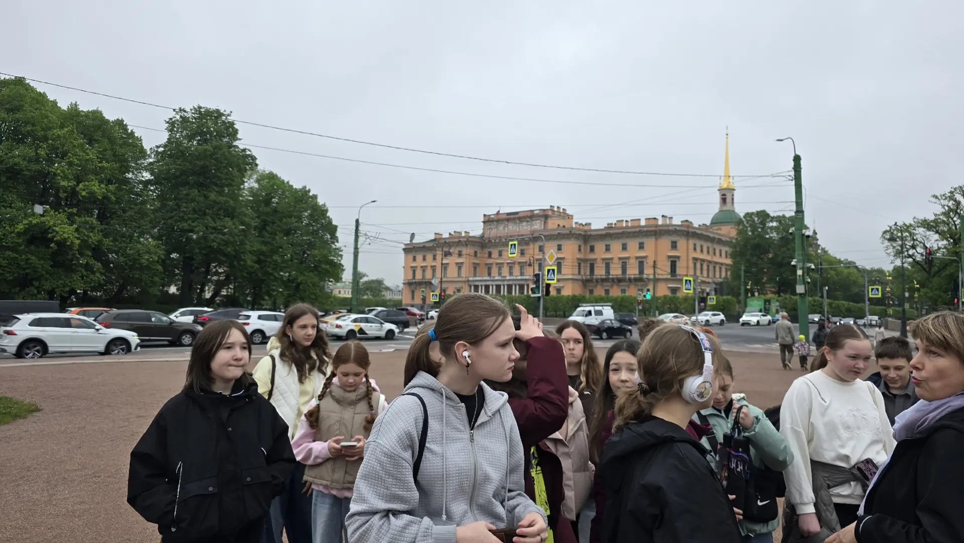 6Б покоряет Северную столицу: сирень, тени и дворцовый размах.  22 мая  6Б совершил настоящее приклю