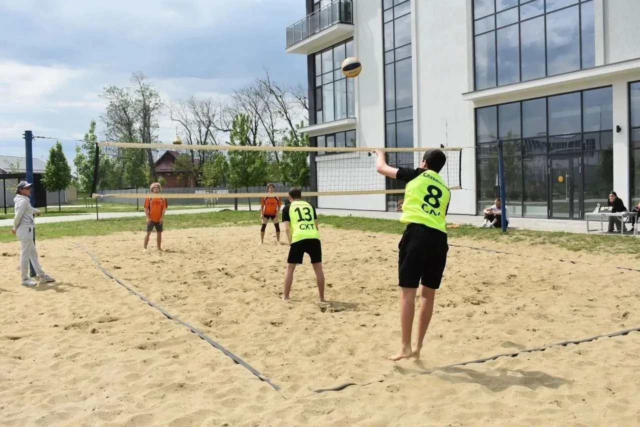 🏐 В Северном парке разыграли кубки по пляжному волейболу.  Соревнования прошли 14 мая среди юношей и