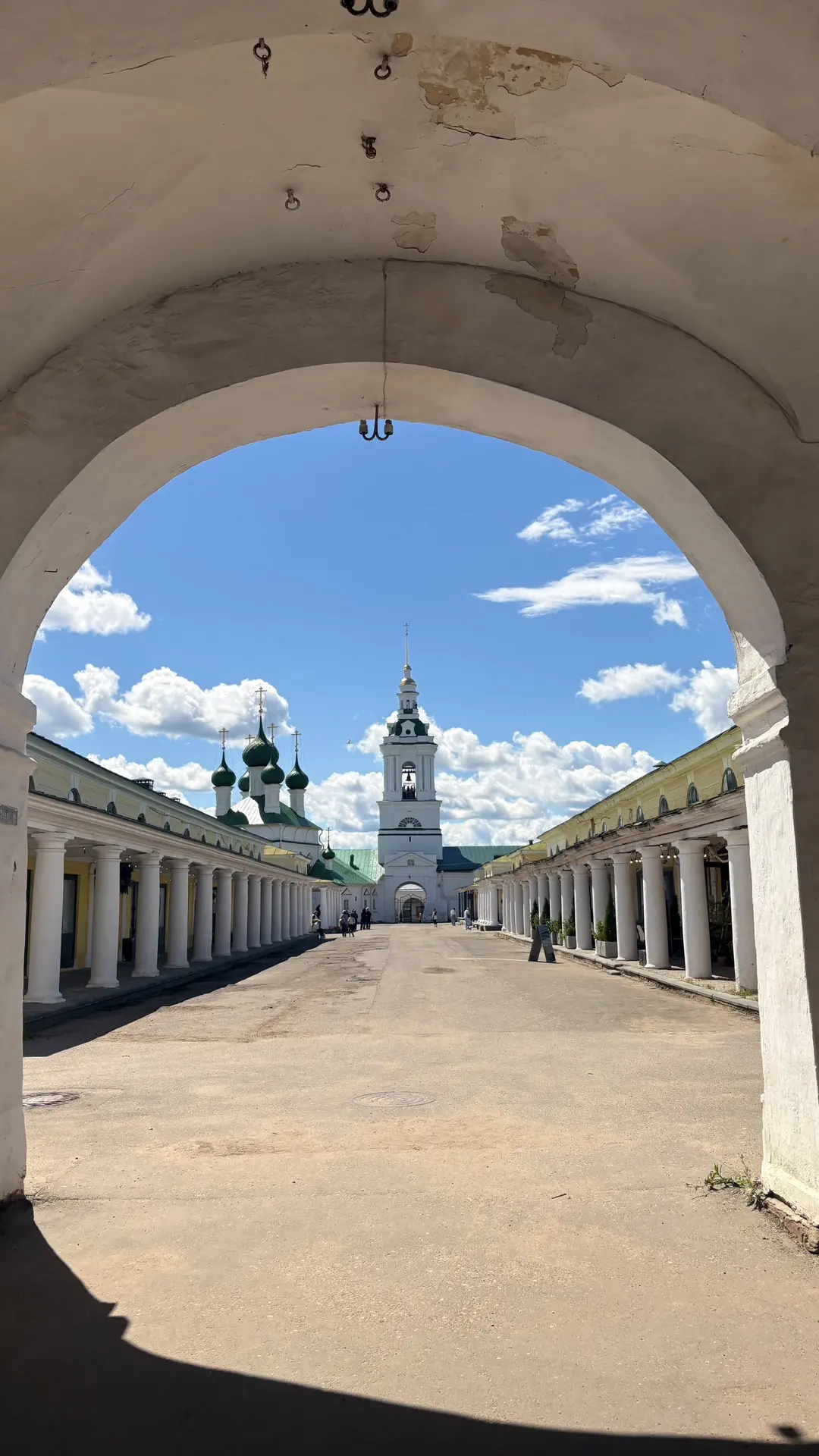 Церковь Спаса Всемилостивого была построена в камне в 1766 году — еще до того, как вокруг нее возвел