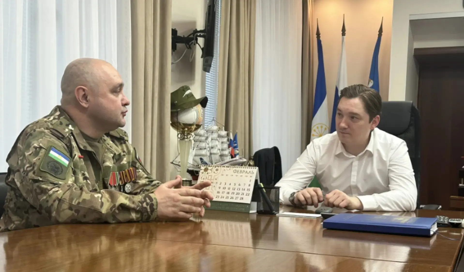 Встретился с военнослужащим полка «Башкортостан». Его позывной «Эмир».  Говорили о мерах поддержки. 