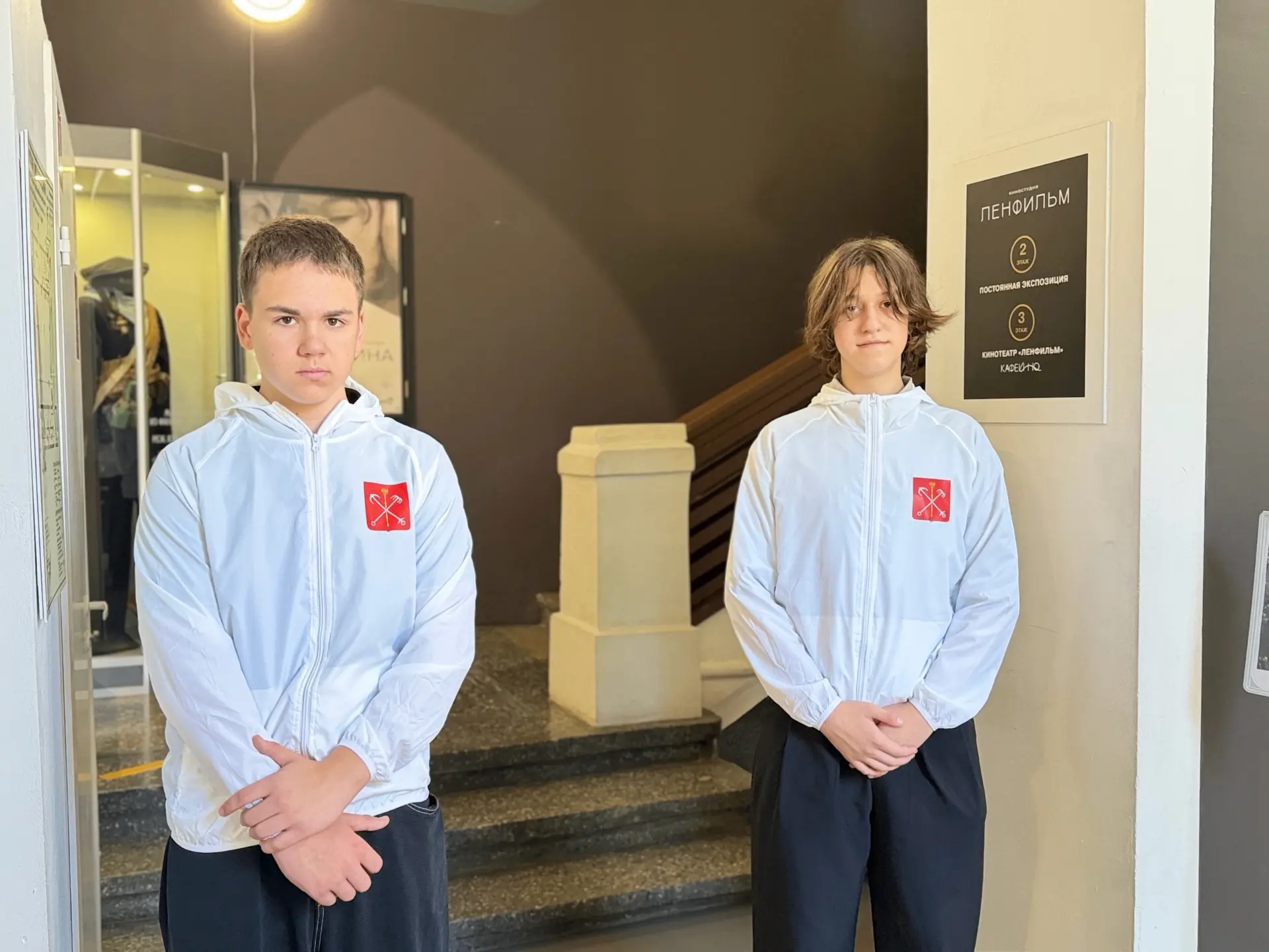 🔷 После церемонии возложения волонтеры Кирилл Рожков и Егор Берги в сопровождении сове...