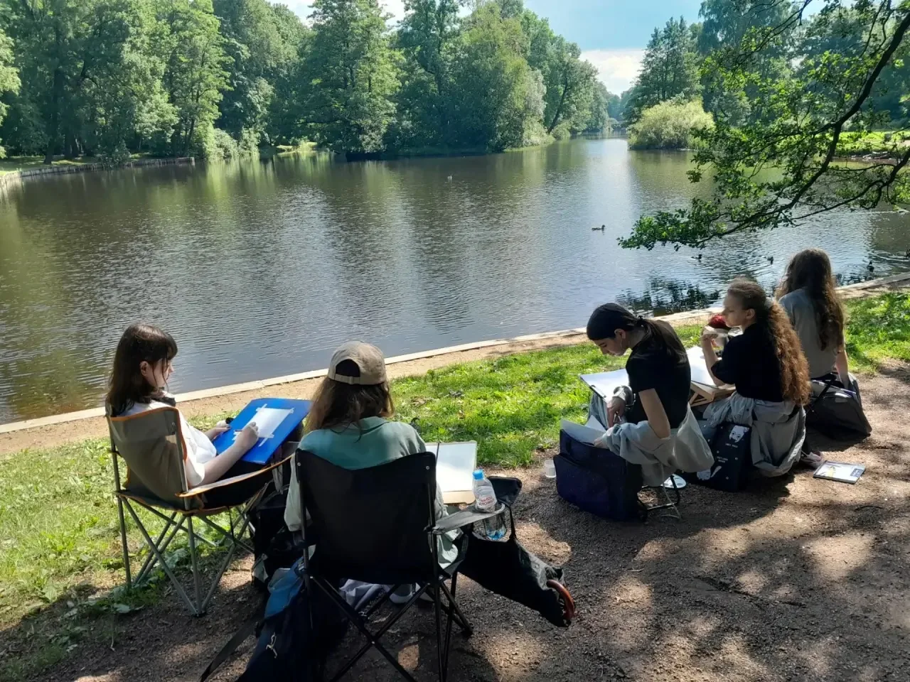 Летний пленэр в Санкт-Петербурге 🧑‍🎨

Группа учащихся художественно‑архитектурных классов гимназии
