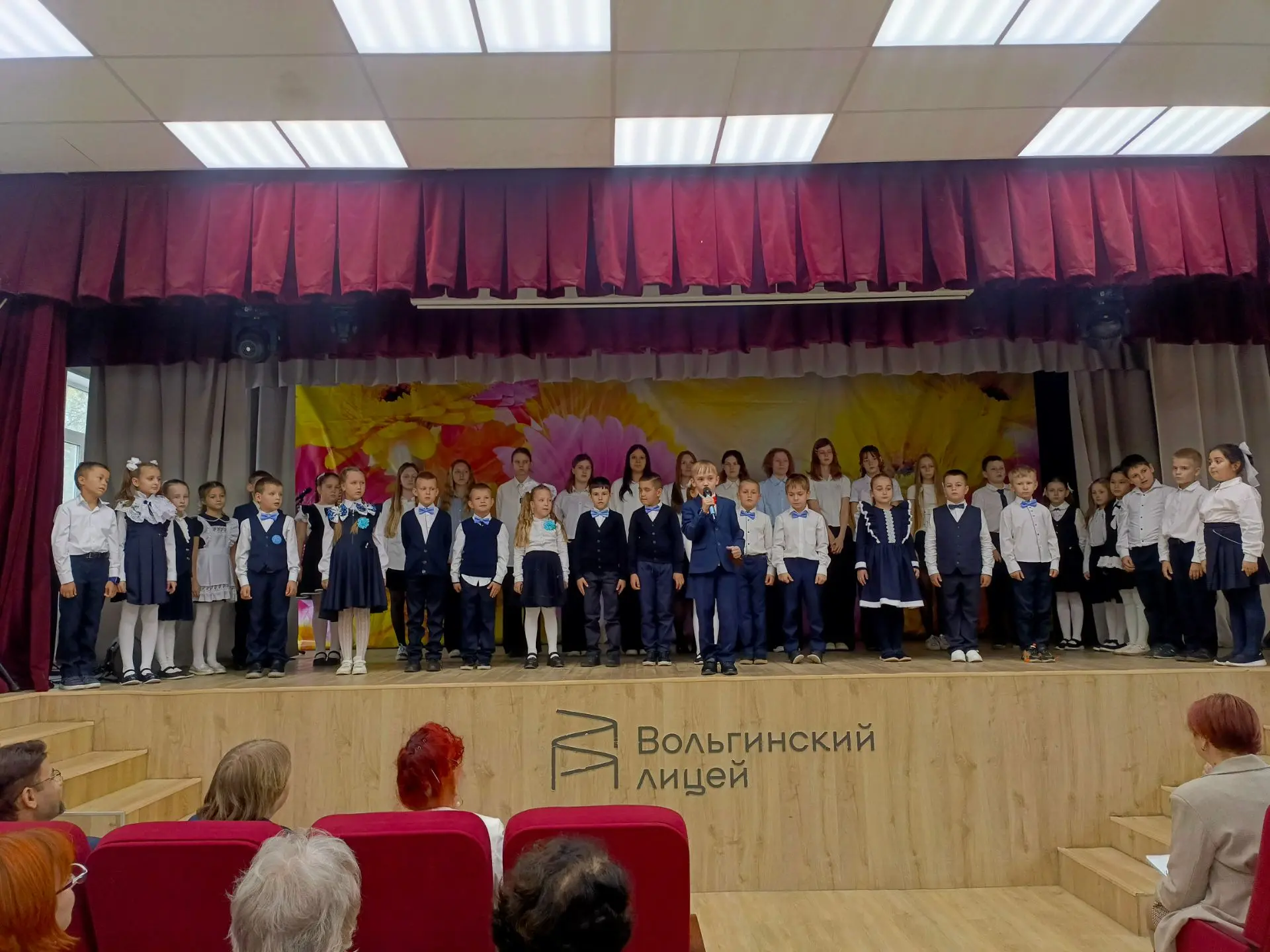🍂 Тепло сердец для любимых учителей: в Вольгинском лицее прошел праздничный концерт ко...