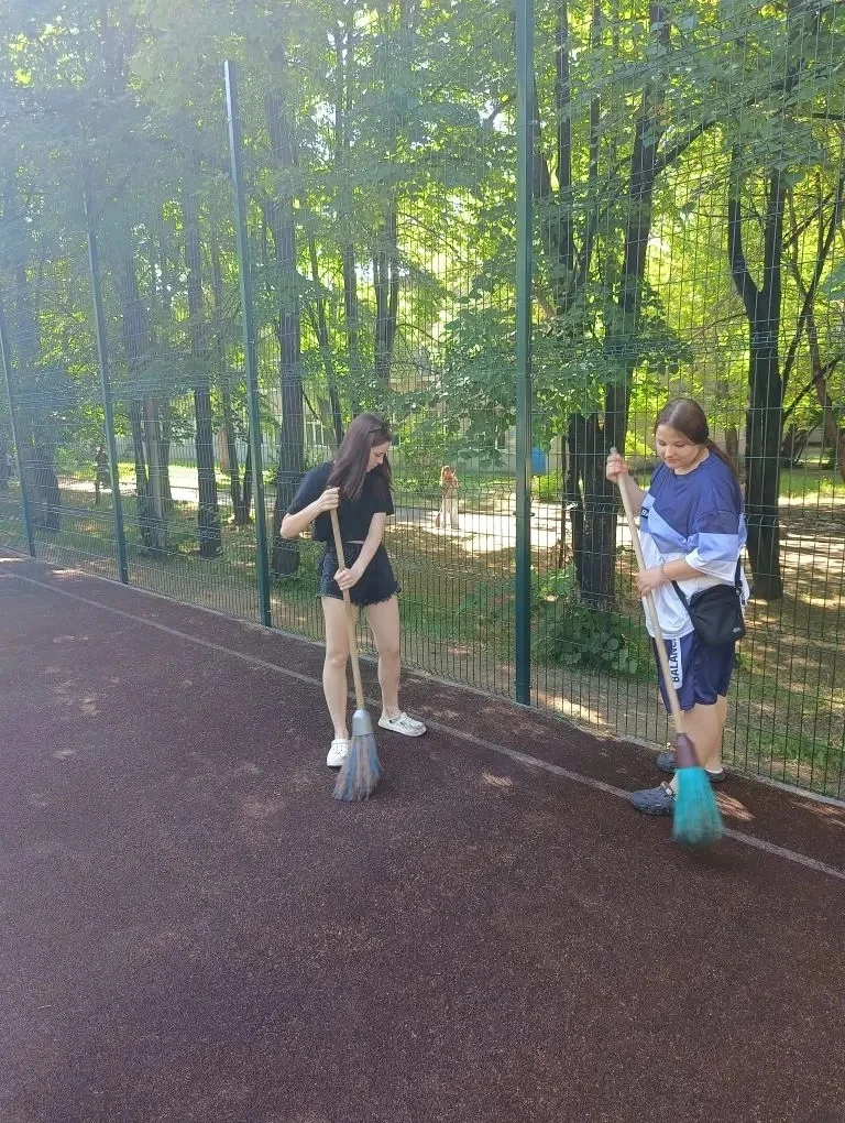 На улице стоит жара, но наши ребята с большой любовью заботятся о цветочках на пришколь...