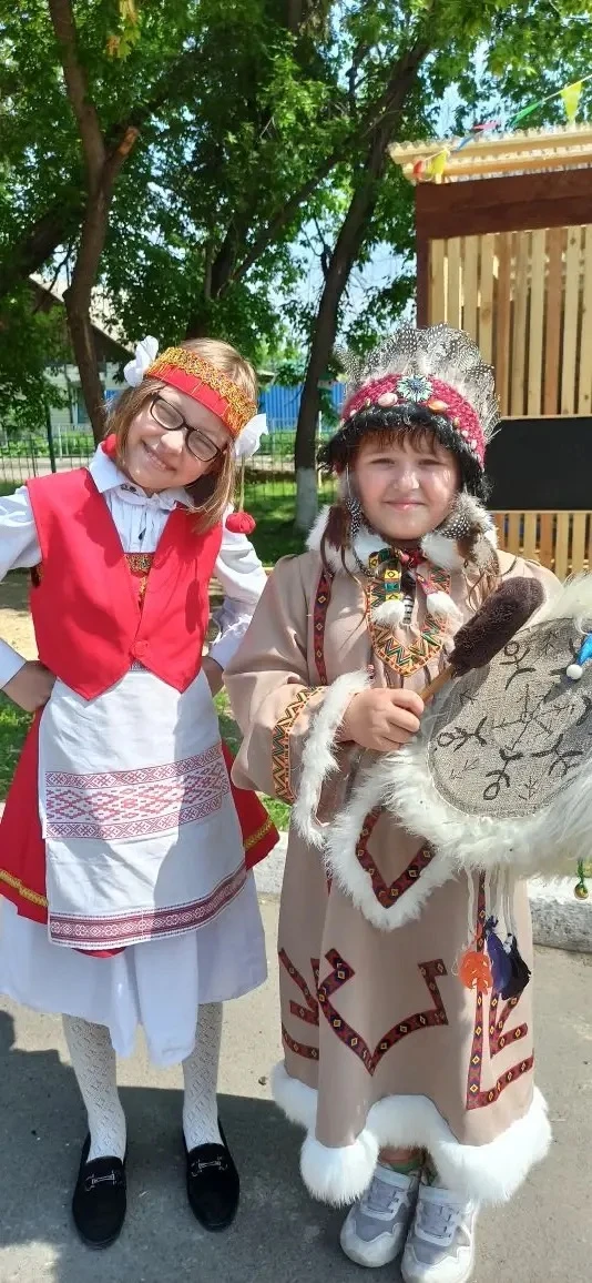 Вчера у нас было шумно, ярко и очень интересно! 
Отряды представляли разные народы России. 

Ребята 