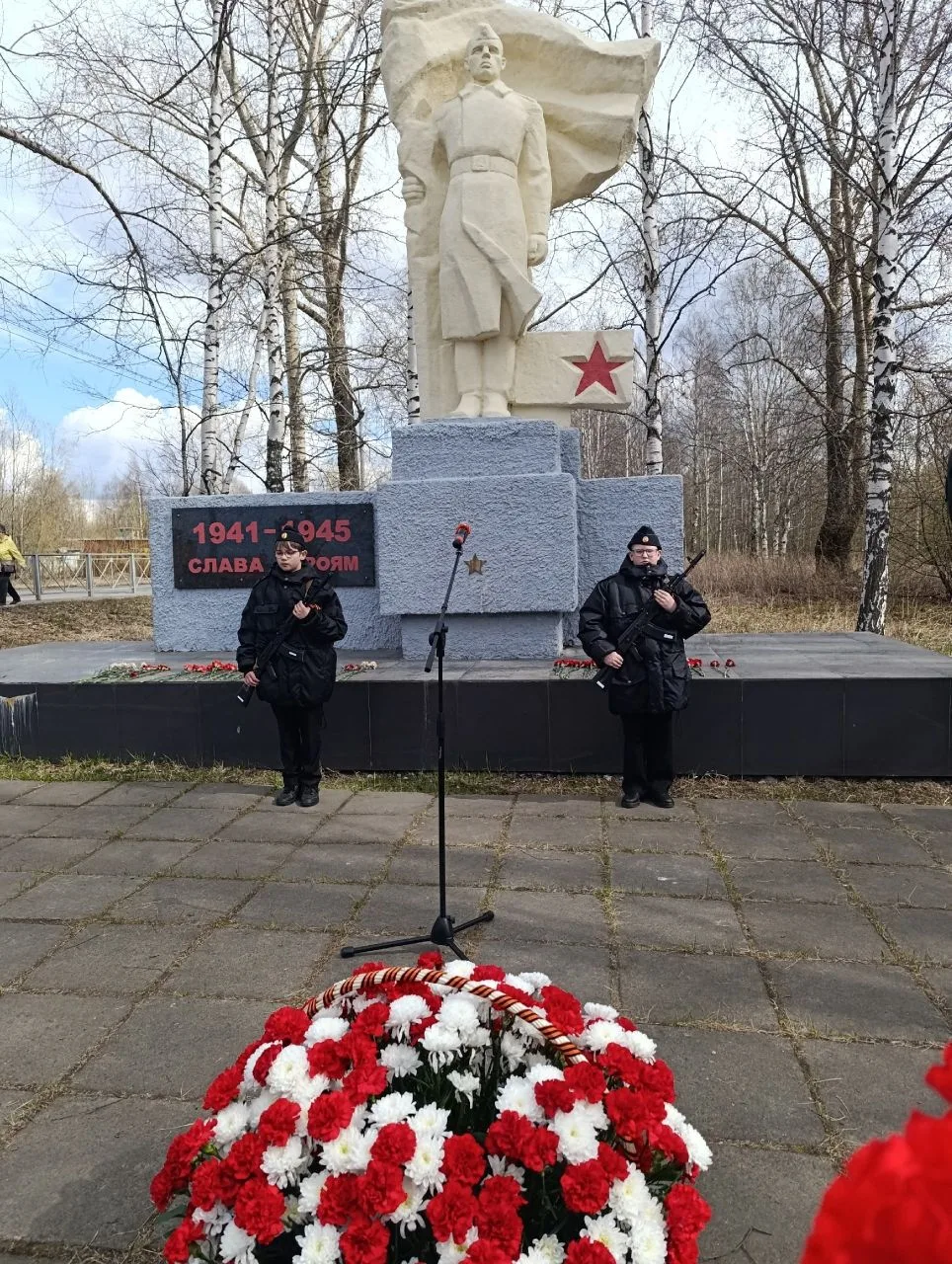 Дошколята на митинге: неожиданная встреча с ветеранами

8 мая, в преддверии праздника, воспитанники 