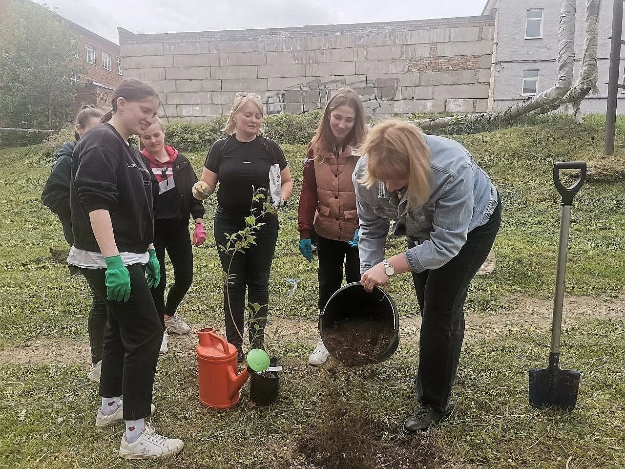 🌸✨ В мае 2023 года на территории нашей академии в рамках акции "Сирень Победы" были вы...