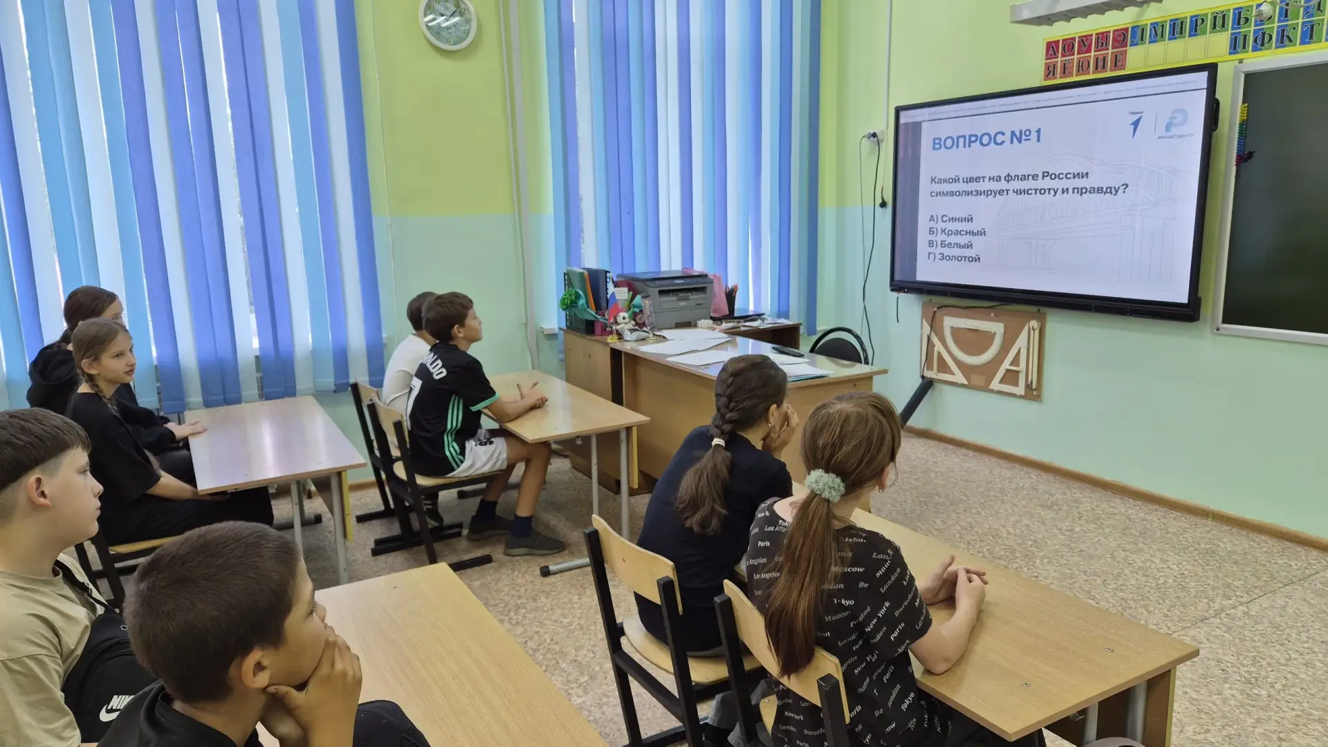 В преддверии Дня Государственного флага Российской Федерации в нашей школе прошла Всеро...
