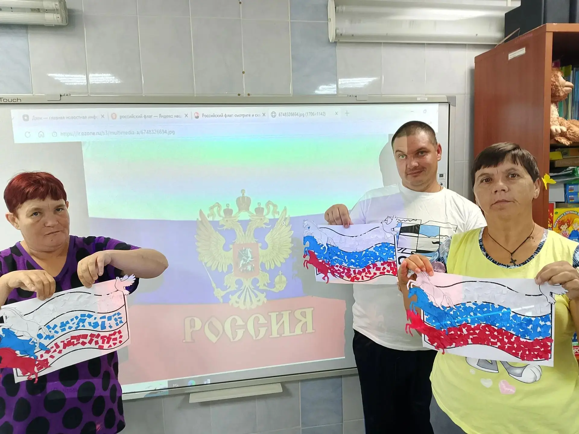 Триколор своими руками: в Болотском доме социального обслуживания отметили День российс...