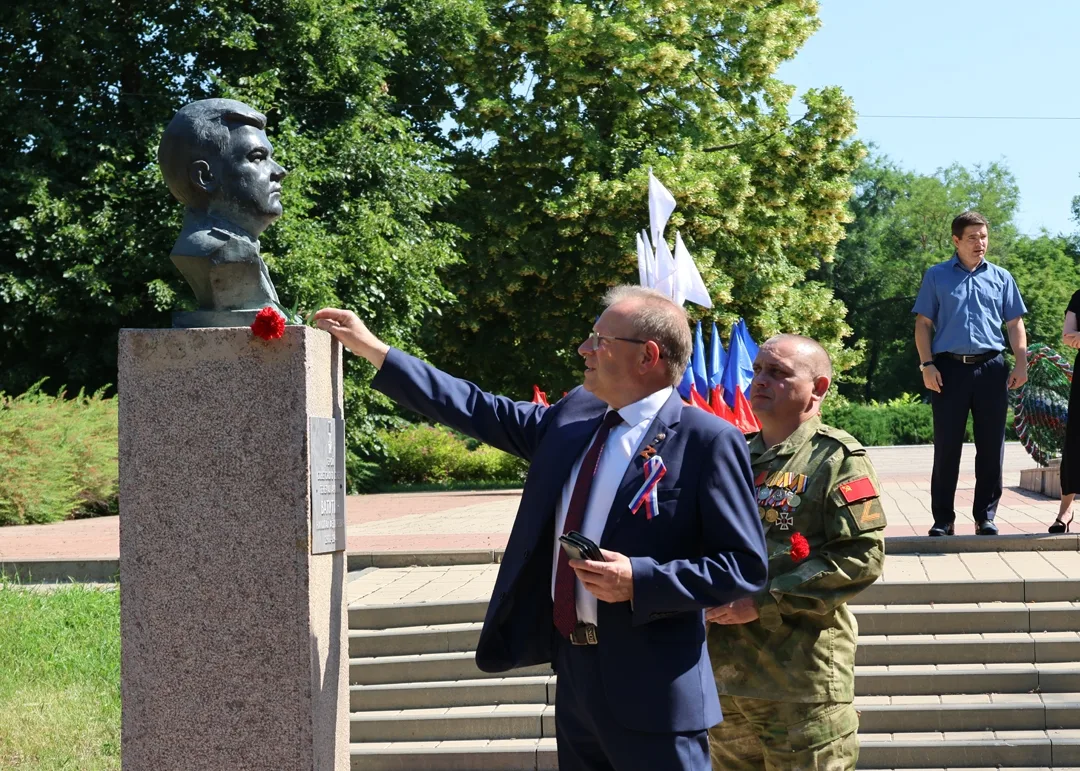 На центральной площади города торжественно подняли Государственный флаг РФ под звуки гимна 🇷🇺

Фла